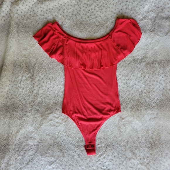 EXPRESS Red ruffle off the shoulder bodysuit - Picture 2 of 11